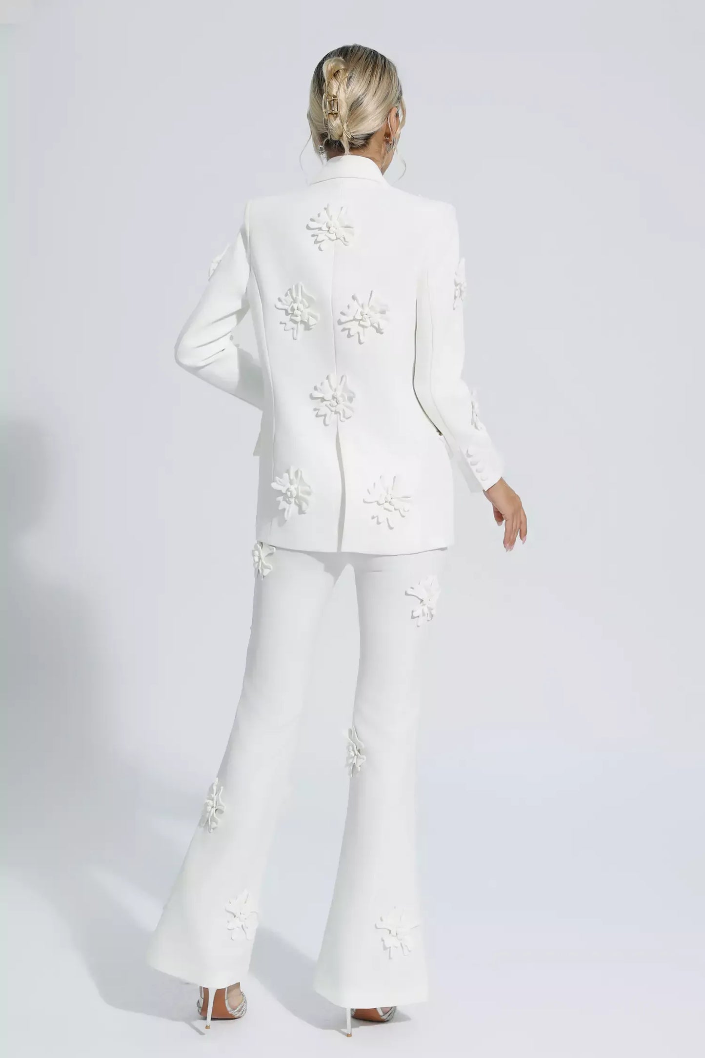 Ari Beyaz Jakarlı Çiçekli Blazer Takımı
